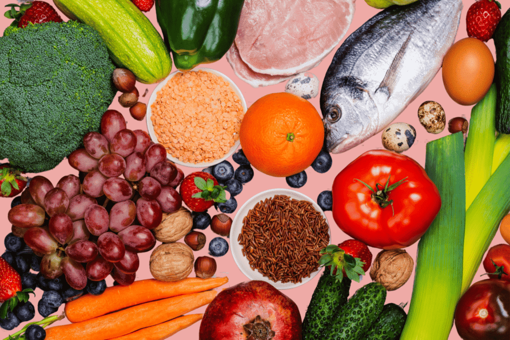 una mesa con alimentos mediterráneos para los huesos
